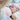 Baby drinkt borstvoeding bij moeder met stuwing na de bevalling