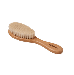 Youha babyborstel met zachte geitenharen, gemaakt van 100% natuurlijke materialen. Veilig voor baby’s huid, voorkomt krassen en stimuleert gezonde haargroei. Handige gebogen handgreep voor makkelijk gebruik en opslag.