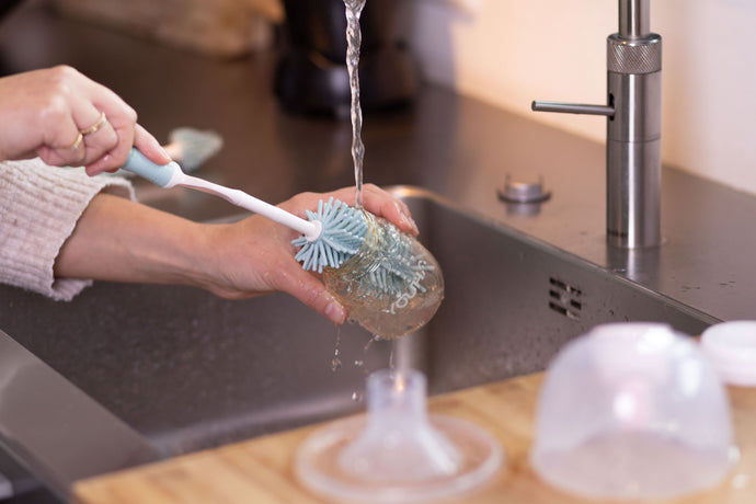 Een Youha fles wordt grondig gereinigd met de Youha schoonmaakborstel, een belangrijk onderdeel van onze hoogwaardige, veilige en CE-gecertificeerde producten voor moeders en baby's.