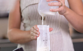 Hoe schenk je makkelijk en snel je moedermelk af in een bewaarzakje?