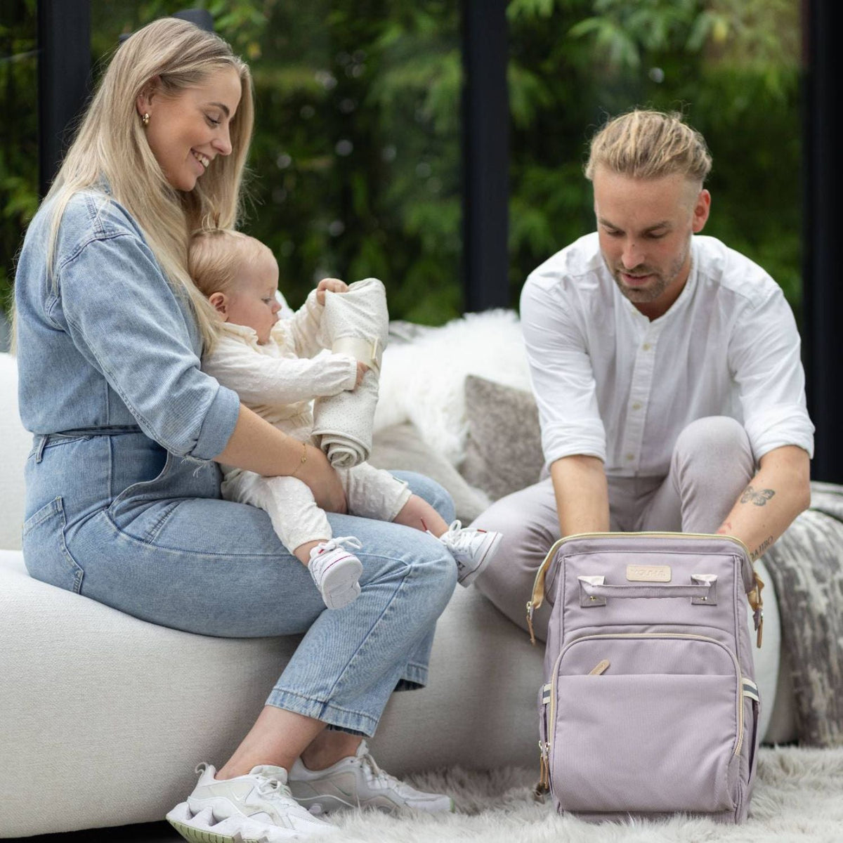 Moeder pakt items in voor haar vluchtkoffer voor de bevalling, met producten zoals een voedingsbh en zoogcompressen uit de Youha collectie, om zich voor te bereiden op de komst van haar baby.