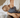Moeder die borstvoeding geeft aan haar baby in een comfortabele houding, een natuurlijk en intiem moment van voeding en hechting.