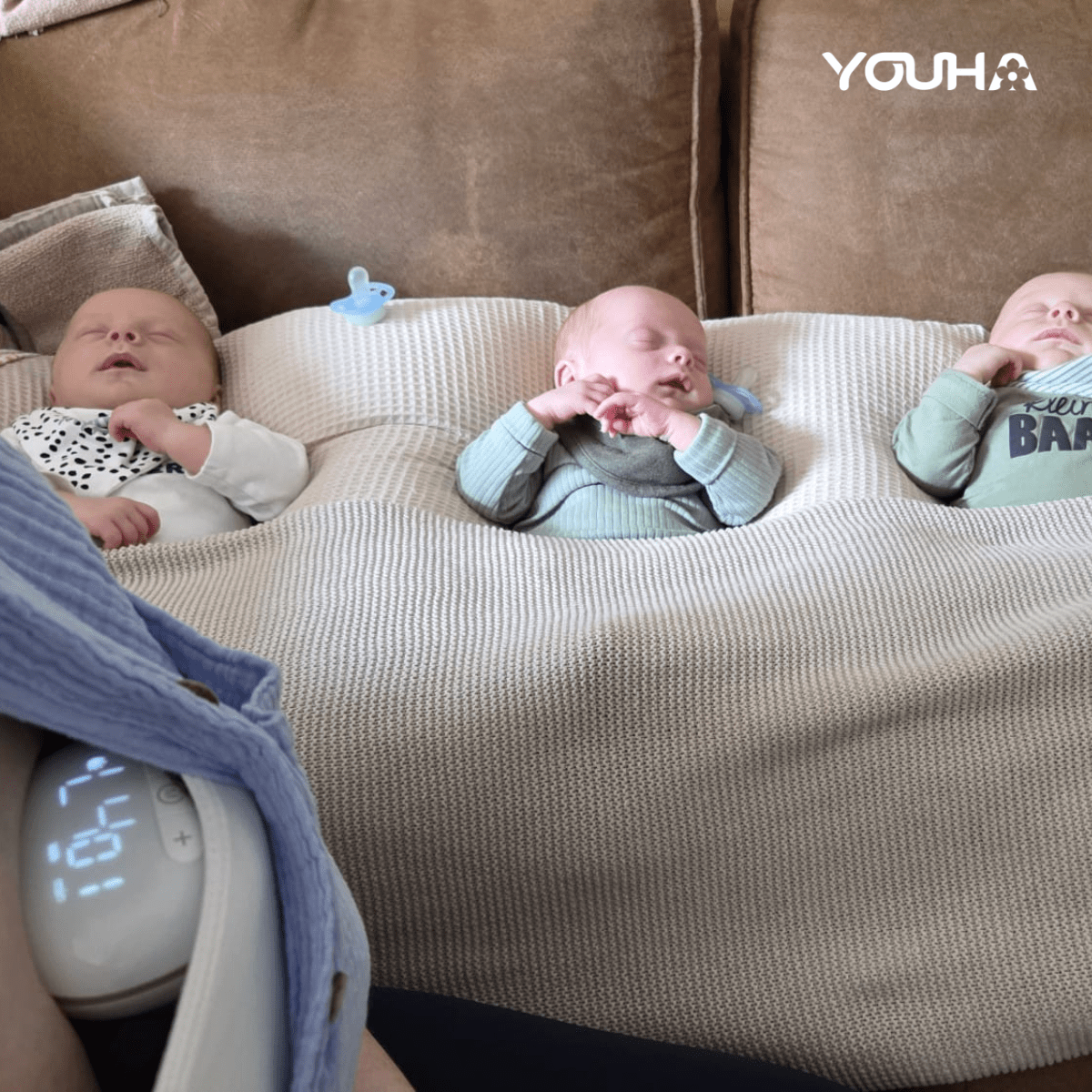 Drielingmoeder kolft handsfree met de Youha Next borstkolf terwijl haar drie baby’s vredig slapen