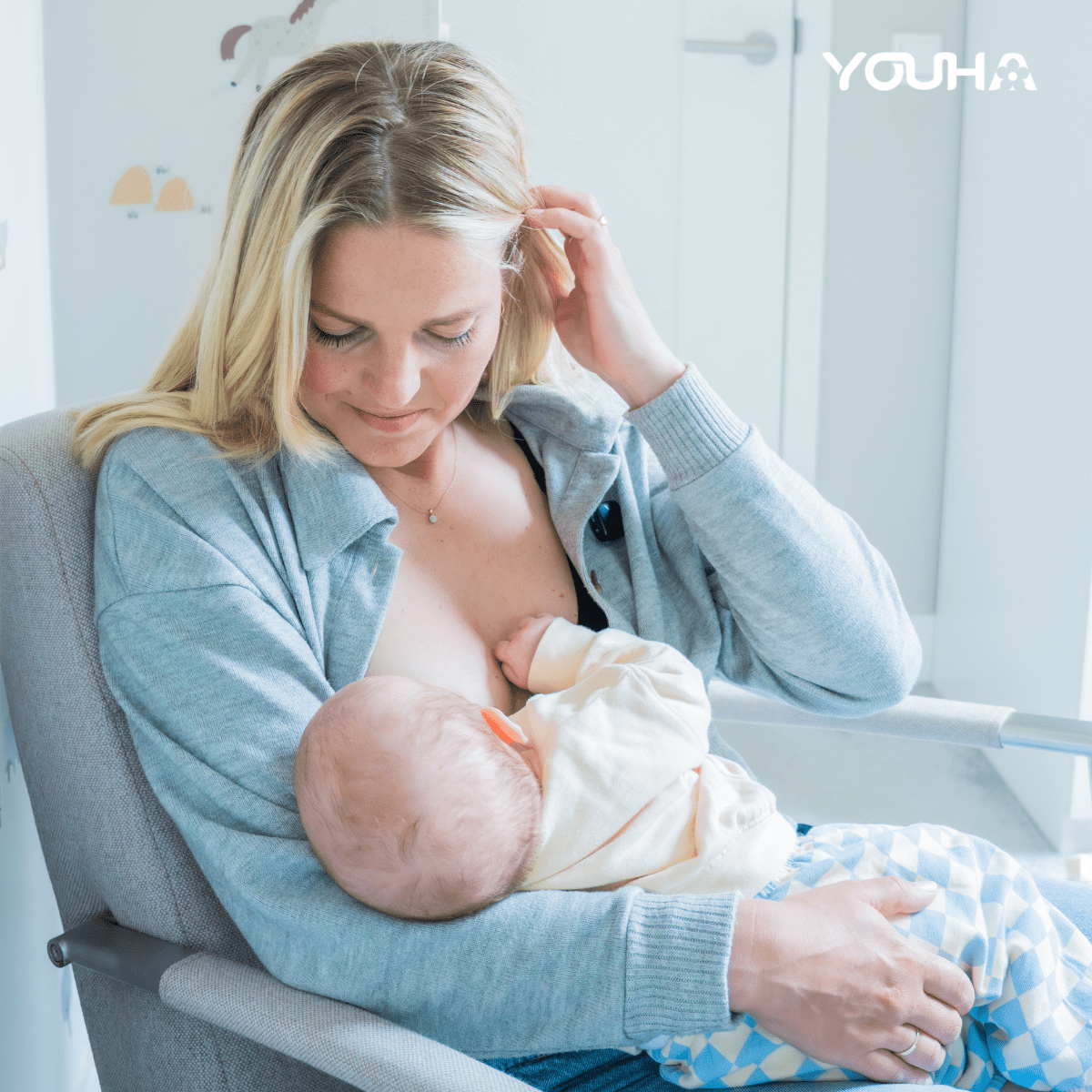 Elles van Youha geeft haar baby borstvoeding tijdens een rustig voedingsmoment