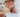 Moeder geeft haar baby borstvoeding terwijl ze aan de andere borst een Youha handsfree borstkolf draagt. Illustratie bij de blog over hoeveel moedermelk een baby per voeding nodig heeft.