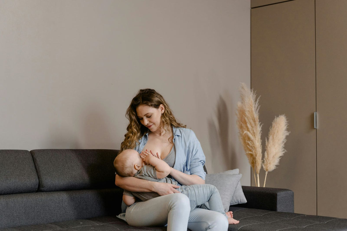 Moeder die haar baby borstvoeding geeft, een intieme en voedzame ervaring voor zowel moeder als kind.