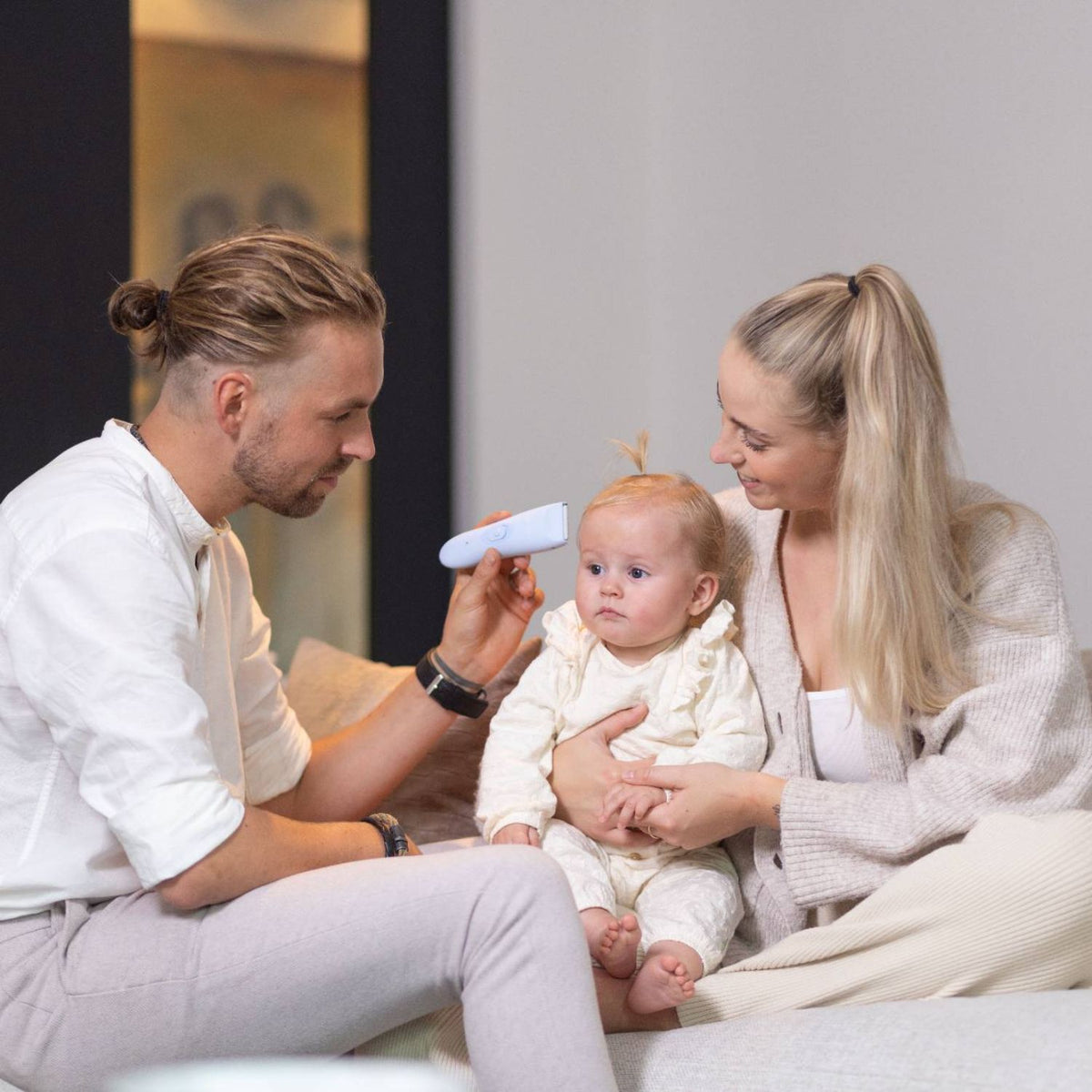 Ouders gebruiken de Youha baby- en kindertondeuse voor hun dochtertje, met een veilige en geruisloze werking die het knippen gemakkelijk maakt voor zowel ouders als kleintjes.