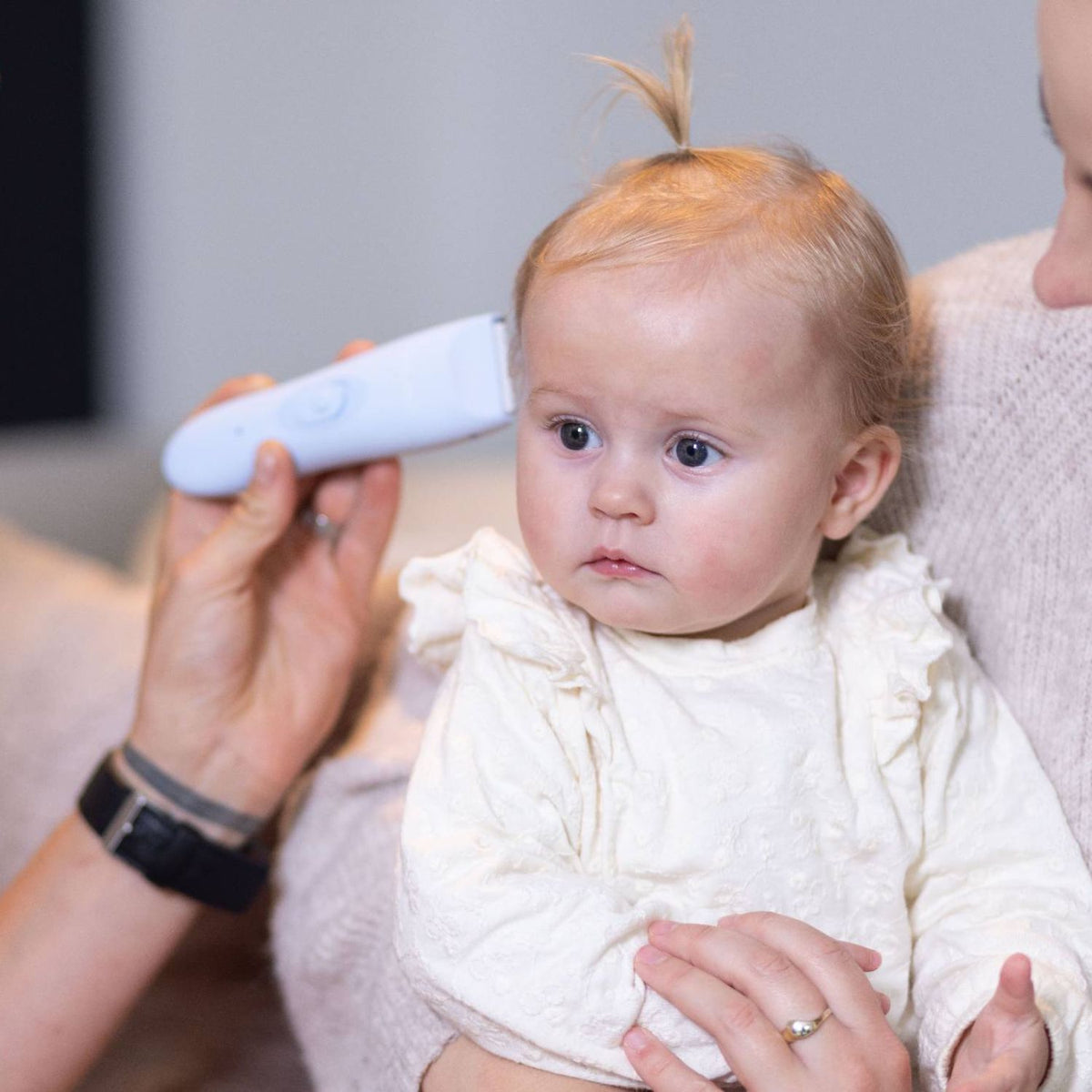 Youha baby- en kindertondeuse in gebruik bij een kindje, met een fluisterstille motor en afgeronde snijbladen voor een comfortabele en veilige knipbeurt.