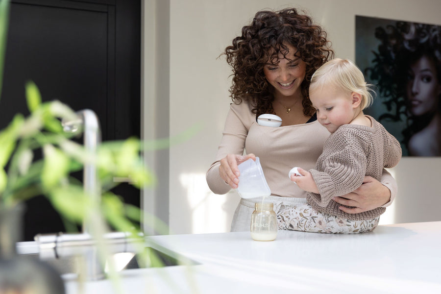 Moeder kolft comfortabel en handsfree met een Youha borstkolf, terwijl ze haar baby voedt. Efficiënt en gemakkelijk moedermelk afschenken met de innovatieve Youha borstkolven.