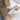 Moeder gebruikt de Youha elektrische manicure set om veilig de nagels van haar baby te vijlen, met een stille motor en LED-verlichting.