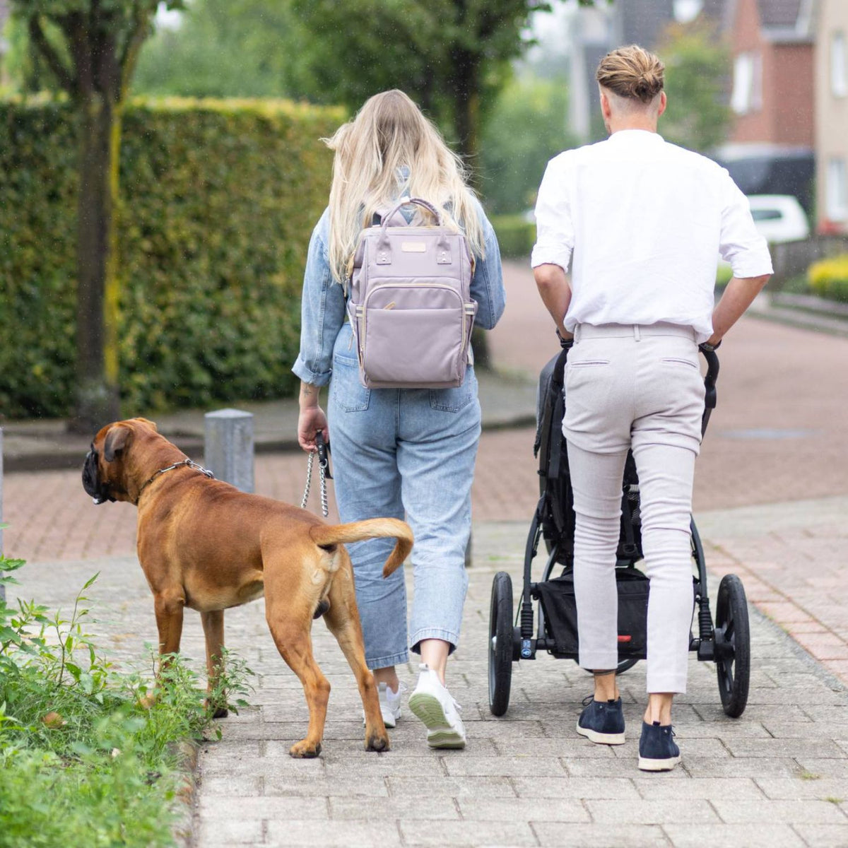Gebruikster draagt de Youha luiertas als rugtas, ideaal voor ouders die onderweg veel spullen mee moeten nemen.